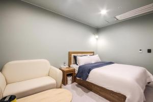 Postel nebo postele na pokoji v ubytování Gguljam Hotel + 37 fotografií