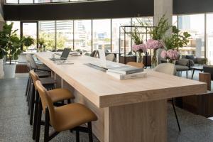 Un restaurante u otro lugar para comer en Amanta Hotel & Residence Sathorn