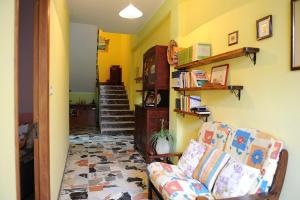 ein Wohnzimmer mit einem Sofa und einer Treppe in der Unterkunft B&B Antoclo Di Concas Angela Margherita in Villacidro