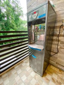 Een kleine koelkast staat tegen een muur. bij 賽斯村-魯柏館 in Fenglin