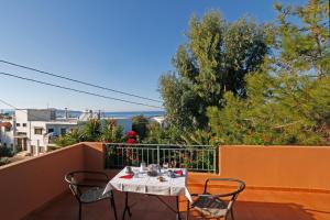カト・ダラトソにあるGlaros Homeの景色を望むバルコニー(テーブル、椅子付)