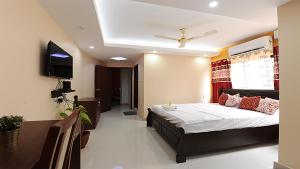 a bedroom with a bed and a ceiling fan at FAMILY FRIENDLY STUDIO APARTMENT in Bengaluru