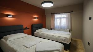 Habitación de hotel con 2 camas y ventana en Adventure Inn Cappadocia en Göreme