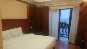 Giường trong phòng chung tại Discovery Hotel