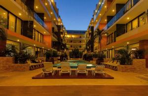 ein Innenhof mit einem Swimmingpool in einem Gebäude in der Unterkunft Studio close to 5th Av, with Amazing Roof Pool View, Gym, Spa and more in Playa del Carmen