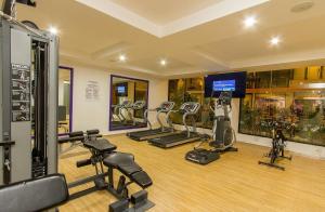 ein Fitnessstudio mit mehreren Laufbändern und Geräten darin in der Unterkunft Studio close to 5th Av, with Amazing Roof Pool View, Gym, Spa and more in Playa del Carmen