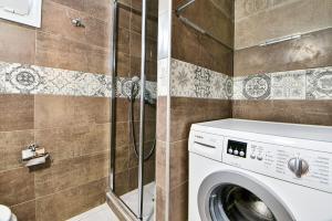 Ένα μπάνιο στο Koukounari Luxury Apartments