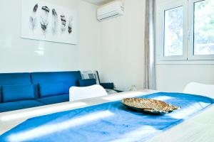 Χώρος καθιστικού στο Koukounari Luxury Apartments