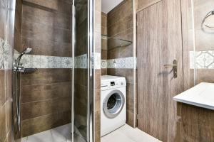 Ένα μπάνιο στο Koukounari Luxury Apartments