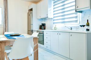 Η κουζίνα ή μικρή κουζίνα στο Koukounari Luxury Apartments