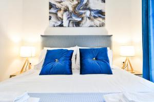 Ένα ή περισσότερα κρεβάτια σε δωμάτιο στο Koukounari Luxury Apartments
