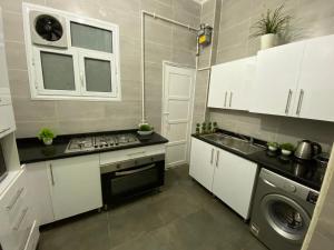 Dapur atau dapur kecil di Maspero Nile View Serviced Apartments by Brassbell