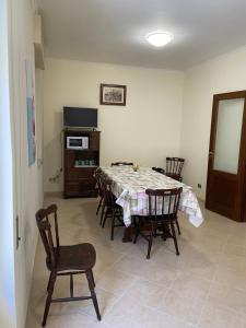 a dining room with a table and chairs at Casa Vacanze Olivella in Santa Flavia