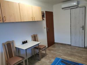Habitación pequeña con mesa blanca y sillas en Restaurace a penzion u Jessyho, en Perná