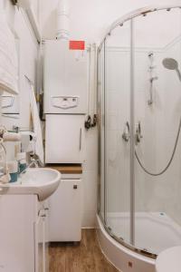 un baño con ducha y lavabo en Sopot Host Molo, en Sopot