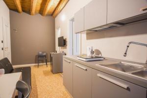 Dapur atau dapur kecil di Torre Soave - Locazione Turistica