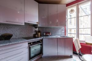 Virtuvė arba virtuvėlė apgyvendinimo įstaigoje Veeve - Muted Beauty in Batignolles
