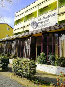 budynek z napisem na przodzie w obiekcie Hotel Atmosfere Beach w Cesenatico