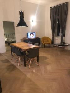 Televízia a/alebo spoločenská miestnosť v ubytovaní IRANYI Home - flat in the heart of downtown