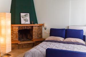 Een bed of bedden in een kamer bij Velis apartment Thessaloniki
