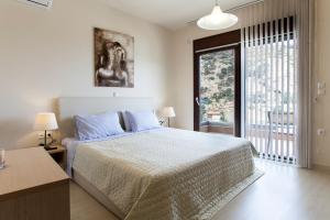 Cama o camas de una habitación en Palaiokastro Villas & Suites