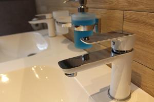 lavabo con grifo y 2 aseos en Discovery Aparthotel, en Cluj-Napoca 14 fotos más