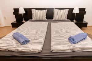 un lit avec deux oreillers dessus dans l'établissement Raday Prime Exclusive Budapest, à Budapest
