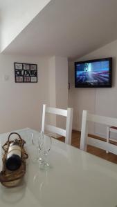 a table with two wine glasses and a basket on it at Oliver Ravlić in Makarska