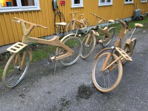un grupo de bicicletas estacionadas al lado de un edificio en Gulbrakka Basecamp en Glomfjord