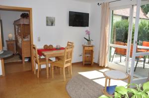een woonkamer met een tafel en stoelen en een raam bij Ferienwohnung Gäste Oase in Bad Windsheim