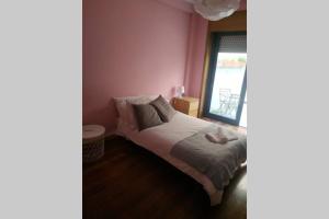 sypialnia z łóżkiem i oknem w obiekcie Diva Alojamento w mieście Matosinhos