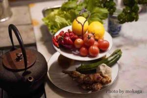 a plate of fruit and vegetables on a counter at toyoukenomori in Mitsugarasuchō