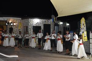 Villaggio Mare Blu في فييستي: مجموعة من الناس الذين يرتدون ملابس بيضاء على المسرح +204 صور