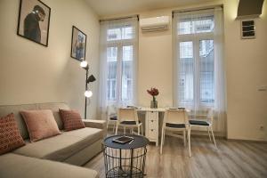 salon z kanapą i stołem w obiekcie F4 Design Apartment- Budapest w Budapeszcie