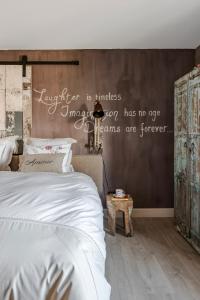 - une chambre avec un lit et un panneau mural dans l'établissement Relax B&B Lavendine Pure, à Genk