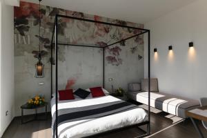 um quarto com duas camas num quarto em B&B The Attico em Florença