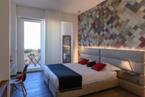 um quarto com uma cama grande e uma varanda em B&B The Attico em Florença