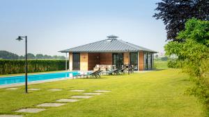 a small house with a swimming pool in a yard at Liefkeshoek in Cuijk