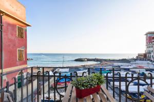 einen Balkon mit einer Bank und Meerblick in der Unterkunft Creuza de Ma by Wonderful Italy in Genua