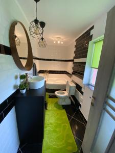 łazienka z wanną, toaletą i umywalką w obiekcie Ca acasă Corbu w mieście Corbu