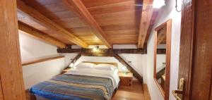 Postel nebo postele na pokoji v ubytování Rustico nelle Dolomiti