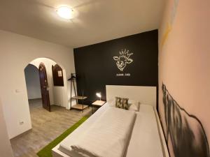 A bed or beds in a room at Mama Muh Self-Check-in