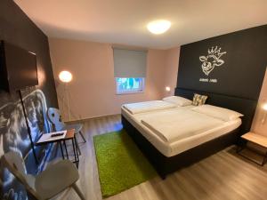 A bed or beds in a room at Mama Muh Self-Check-in