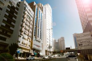 Hibatullah Hotel Makkah في مكة المكرمة: اطلالة على شارع المدينة والمباني الطويلة