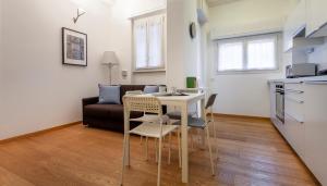 A kitchen or kitchenette at Italianway - Palladio 16