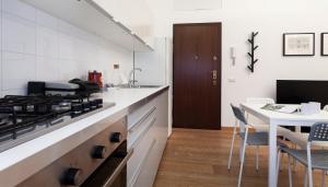 A kitchen or kitchenette at Italianway - Palladio 16