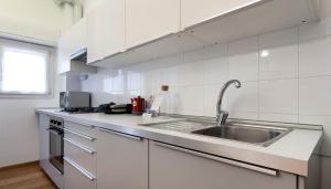A kitchen or kitchenette at Italianway - Palladio 16