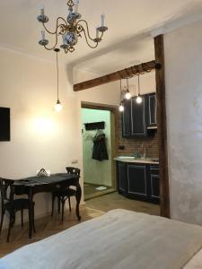 ein Esszimmer mit einem Tisch und einer Küche in der Unterkunft Apartament Tugan Baranovskogo in Lwiw
