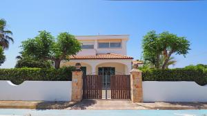 a house with a gate in front of it at Villa Sunset in Torre Suda