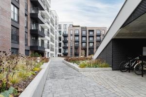 een binnenplaats met gebouwen en fietsen op een stoep bij Apartments GO Rakowicka by Noclegi Renters in Krakau